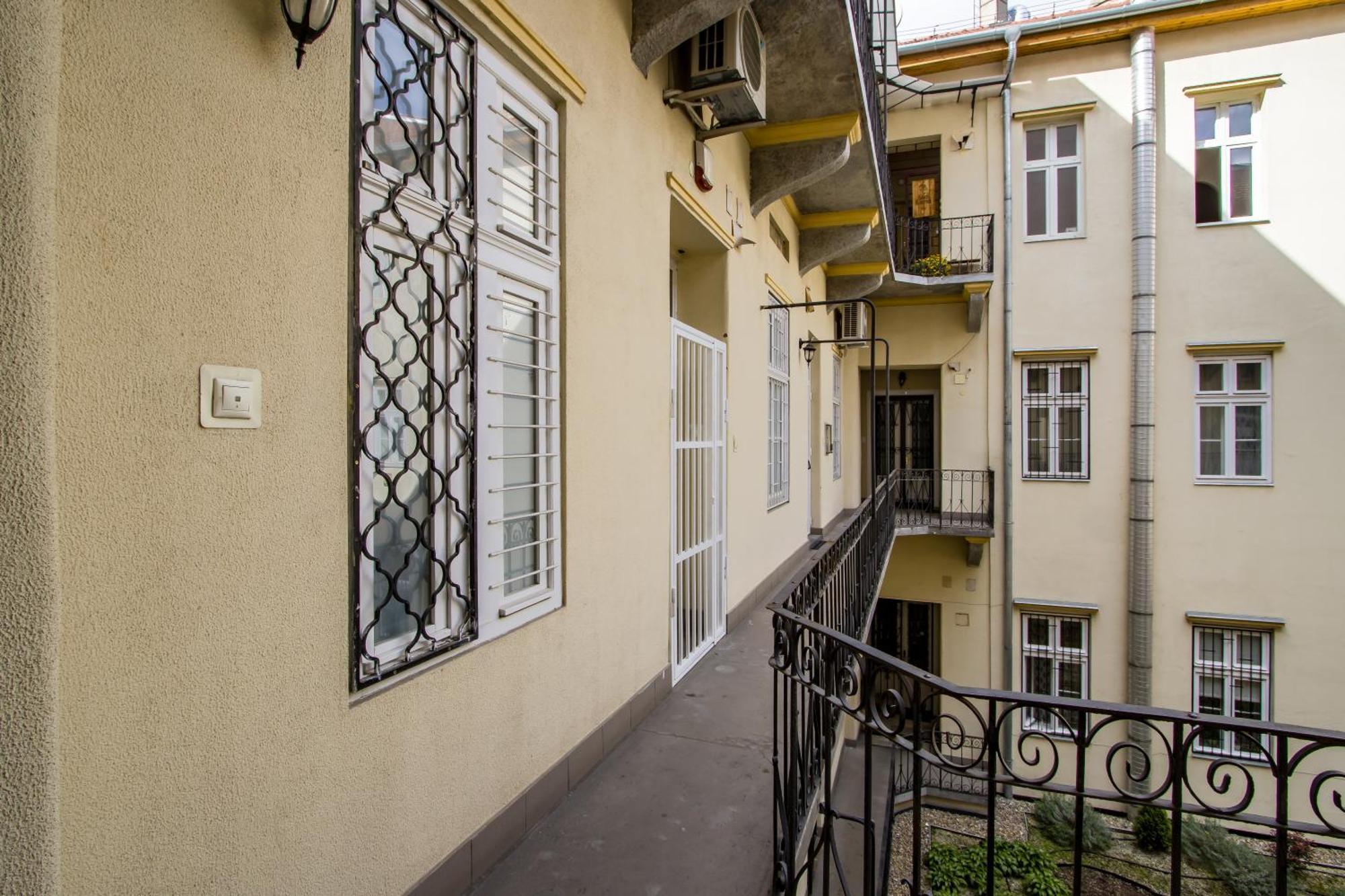 Wilson'S Oktogon Square Suite Apartment Будапеща Екстериор снимка